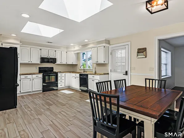 8 Woodchuck Ct, Norwalk, CT 06854