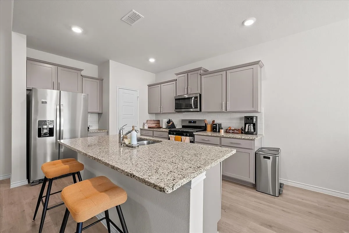 4 bed, $3,800 — Photo 4
