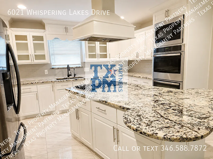 Spacious 5 Bedroom Home in Coveted Whispering Lakes Minutes from Downtown Katy — Photo 4