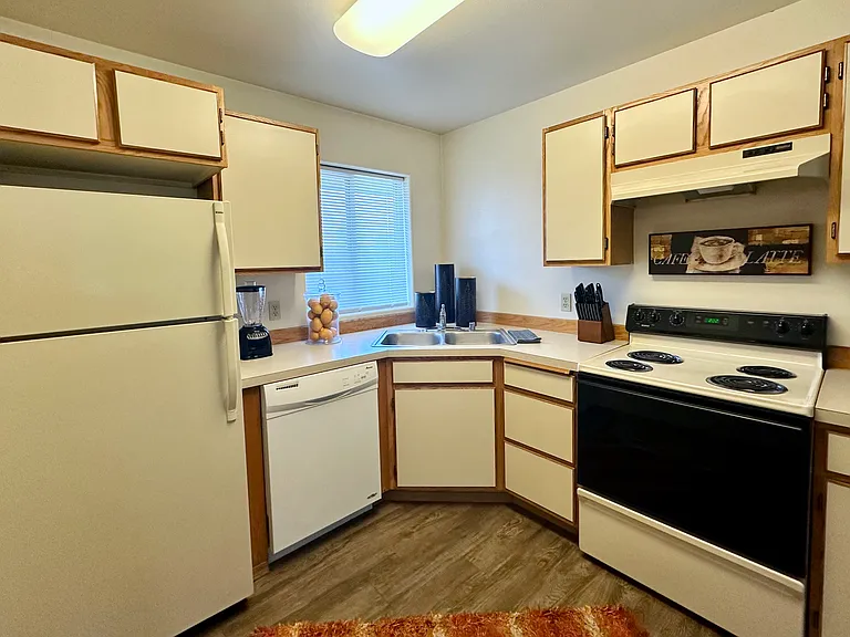 University Court Apartments — Photo 6
