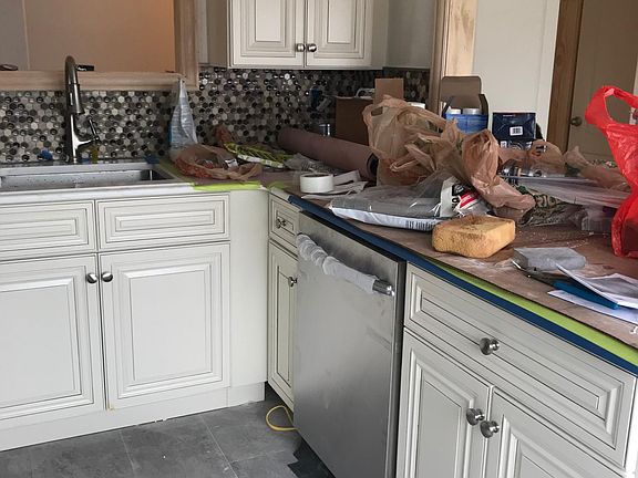 4th image of 79 Glen Cove Ave