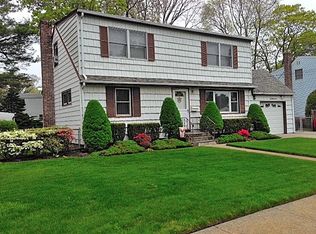 237 N Hawthorne St, Massapequa, NY 11758