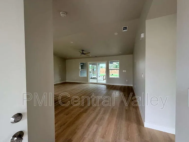 1710 Waverly Dr — Photo 5