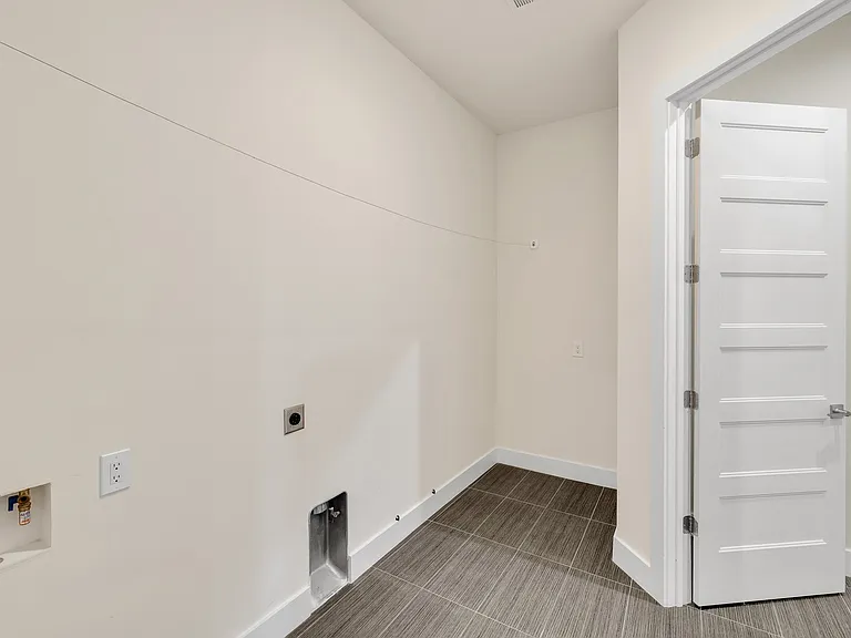6449 Royalton Dr — Photo 13