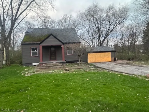 3218 Shadyside Dr, Hubbard, OH 44425