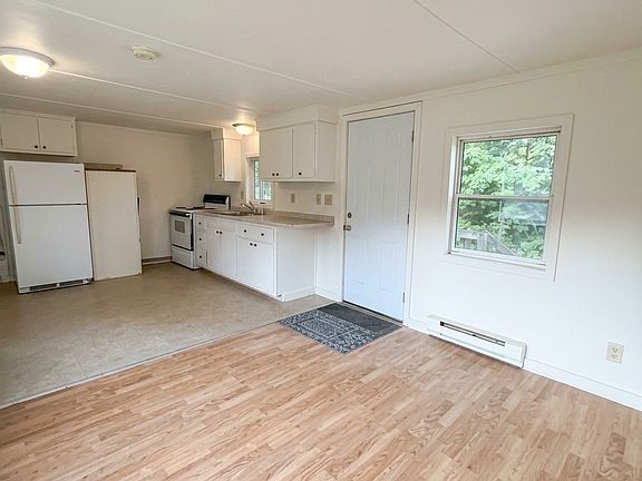 2nd image of 22 Robins Way #22