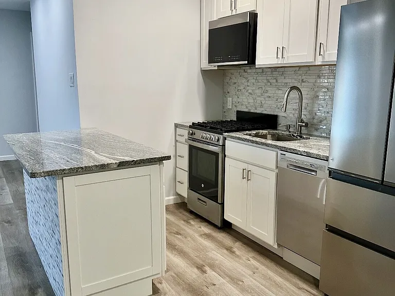 126 Biruta St #B16 — Photo 2