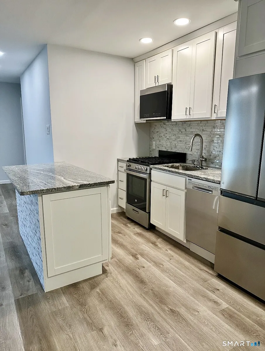 Building Photo - 126 Biruta St #B16