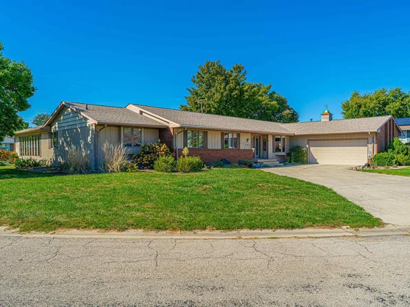 102 Crestwood Dr, Lincoln, IL 62656