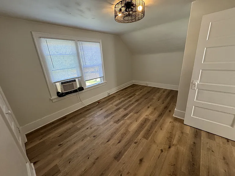 609 Harwood Ct — Photo 4