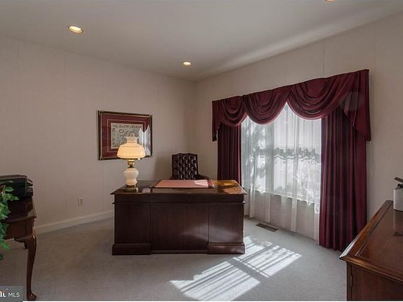 5th image of 10 Yale Dr