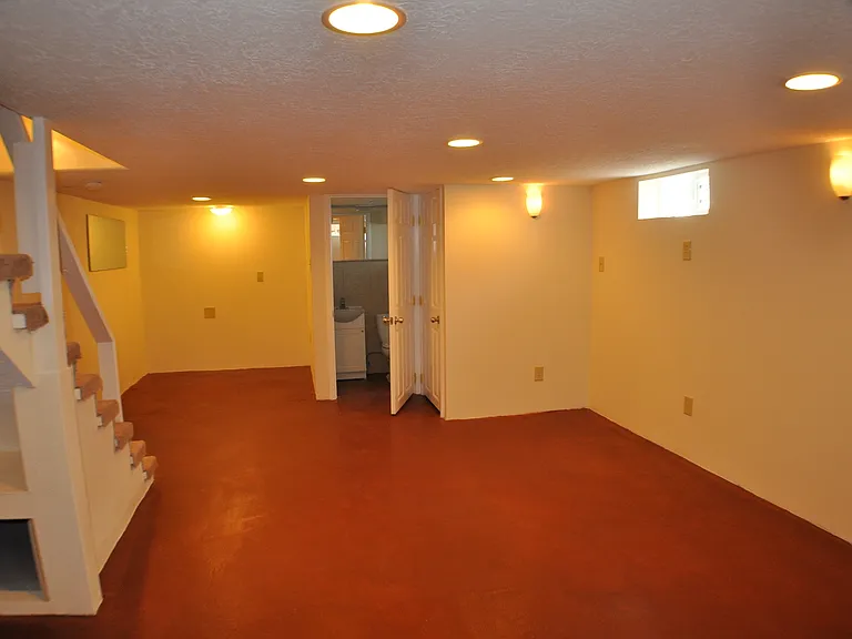 201 Maple St NE — Photo 7