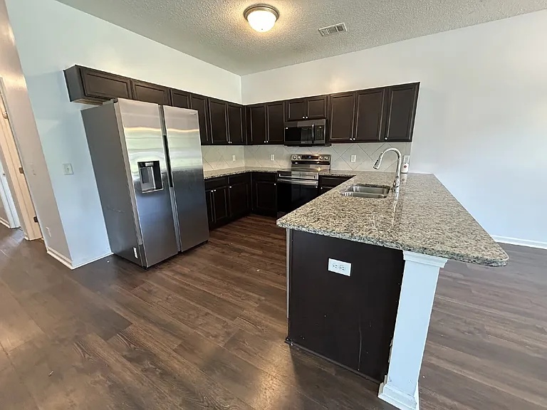 206 Summerhill Dr — Photo 2