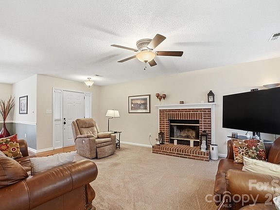 5th image of 6000 Carriage Oaks Dr