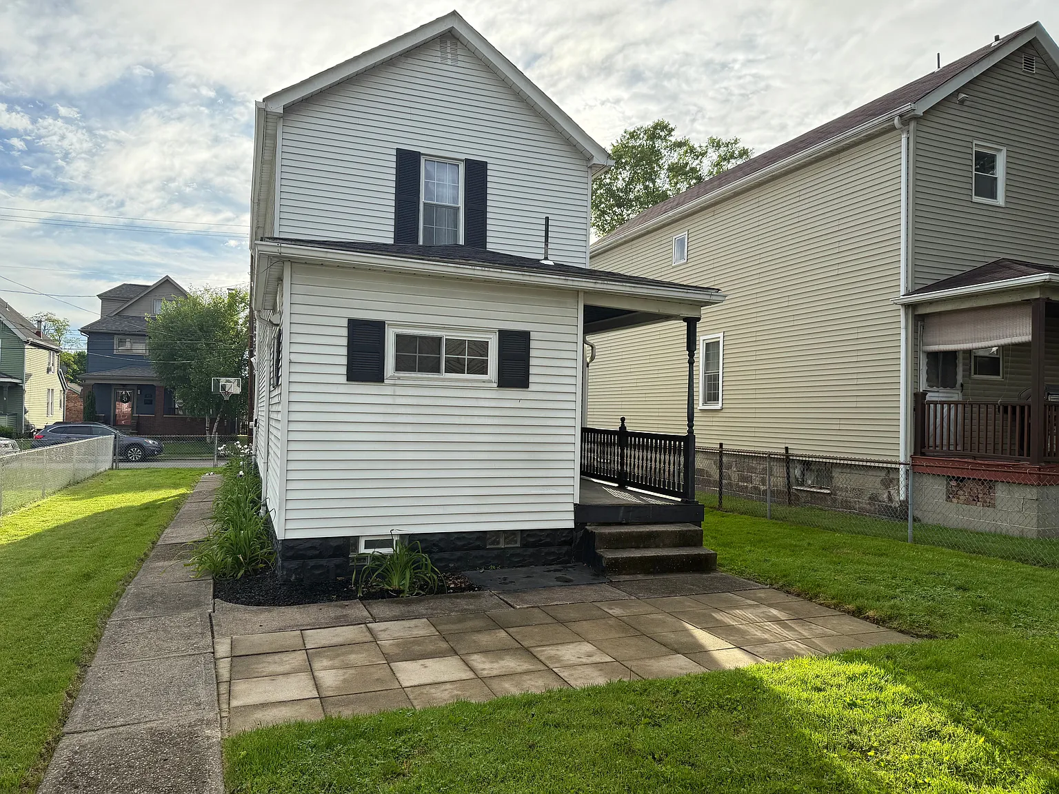 176 James St — Photo 3
