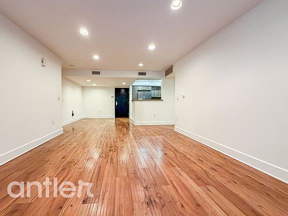 3rd image of 834 N Edinburgh Ave #X105