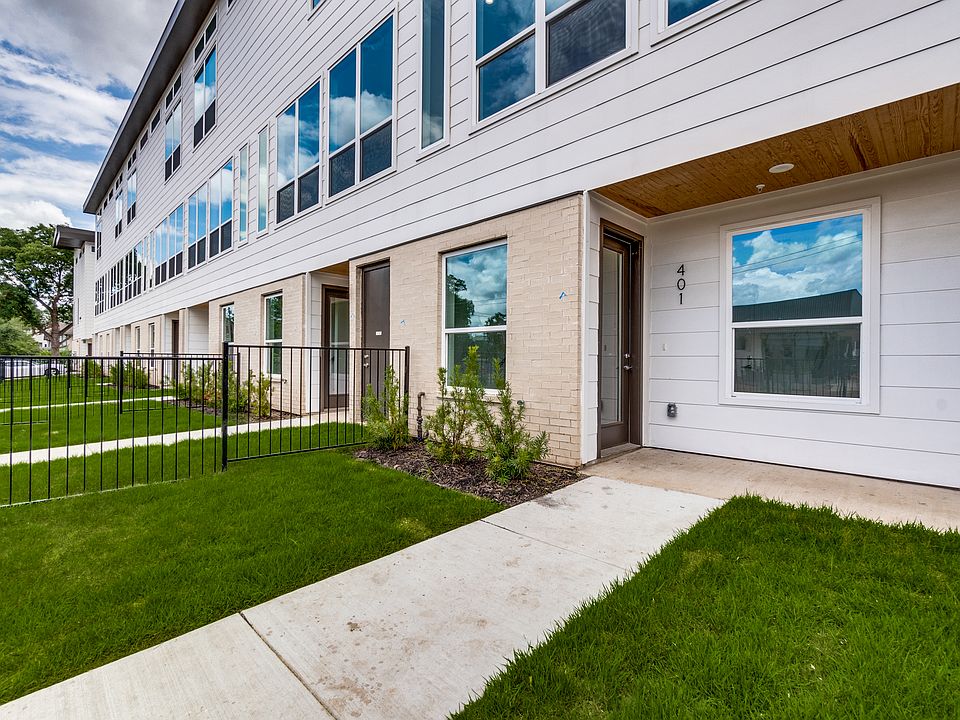 Front Yard with real grass & Covered Patio. Landlord responsible for grass maintenance.