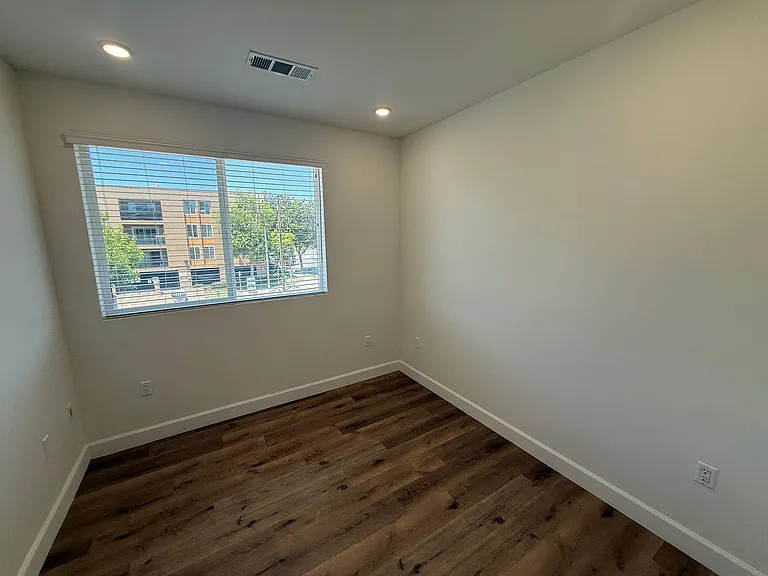 14550 Burbank Blvd #103 — Photo 9