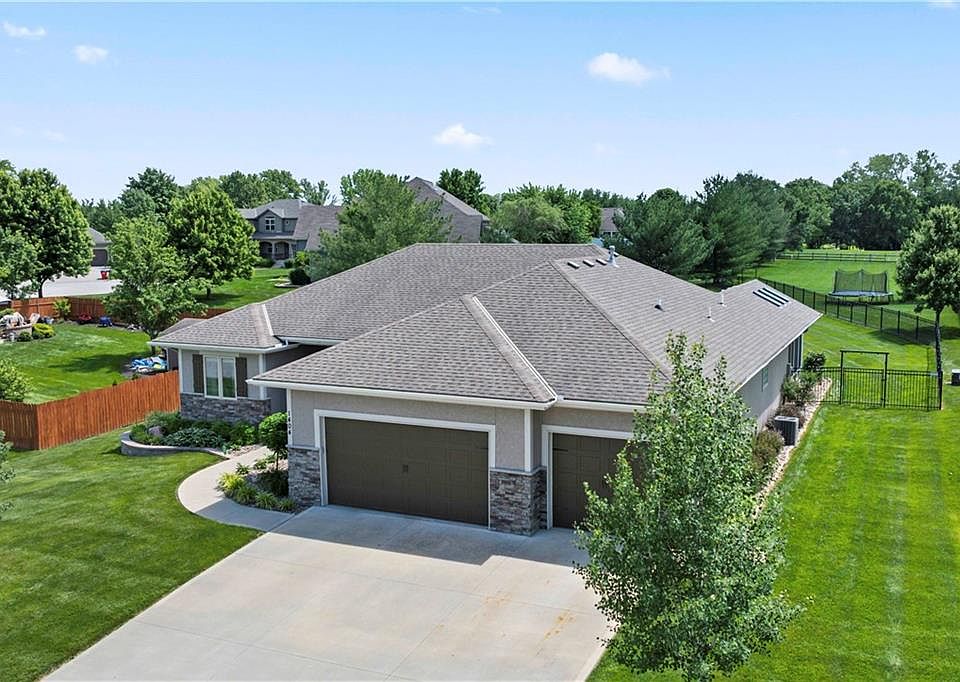 1st image of 1404 SE Woodbine Dr