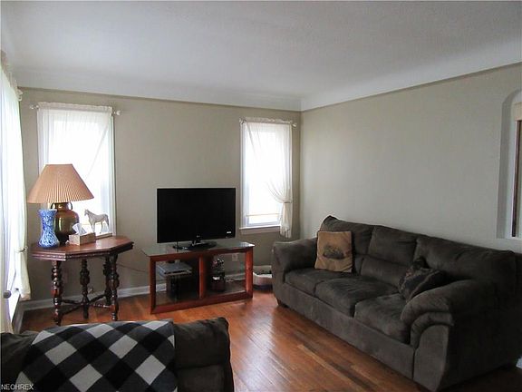4th image of 6829 Glencoe Ave
