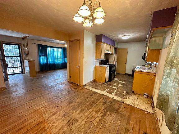 4th image of 322 N Sierra Dr