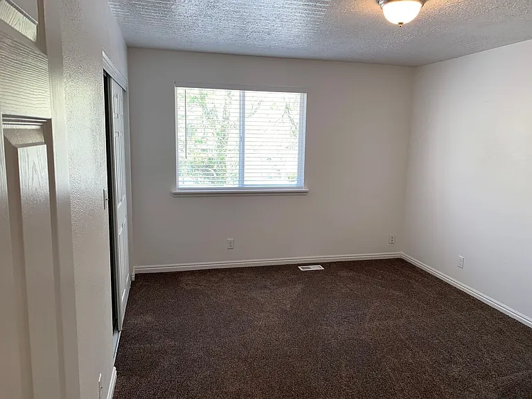 399 W 200 N — Photo 23