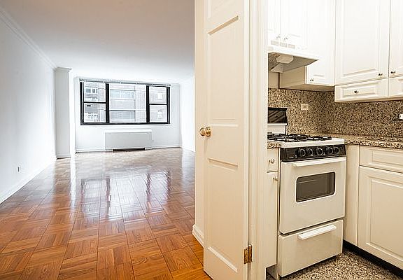 3rd image of 315 W 57th St APT 6G