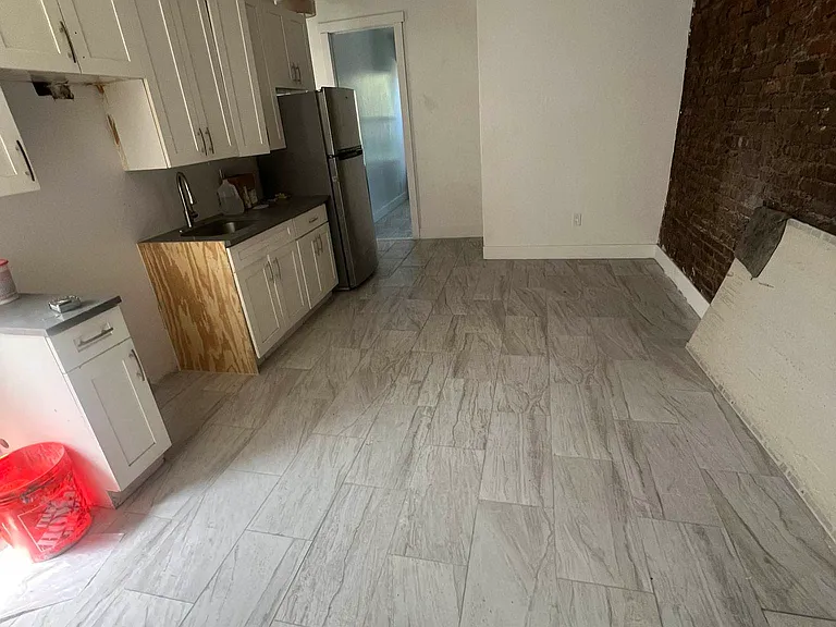 340 E 51st St #1R — Photo 3