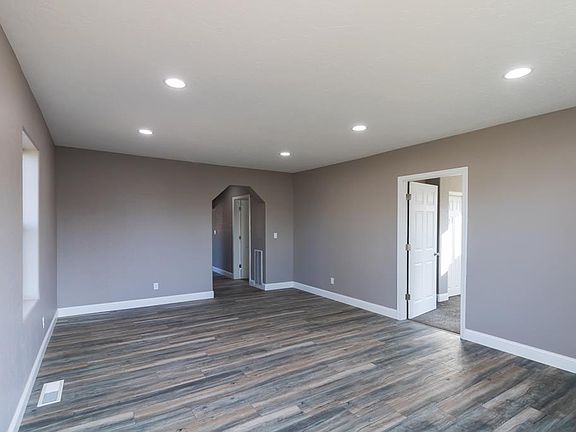 4th image of 222 W Morton St