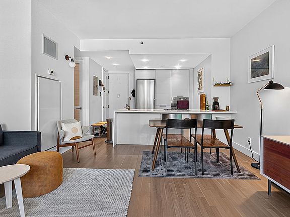 3rd image of 5-19 Borden Ave #2C