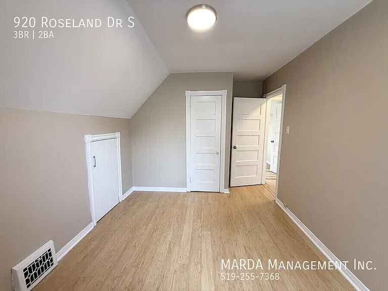 920 Roseland Dr S — Photo 29