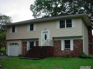 10 Roxbury St, Huntington Station, NY 11746