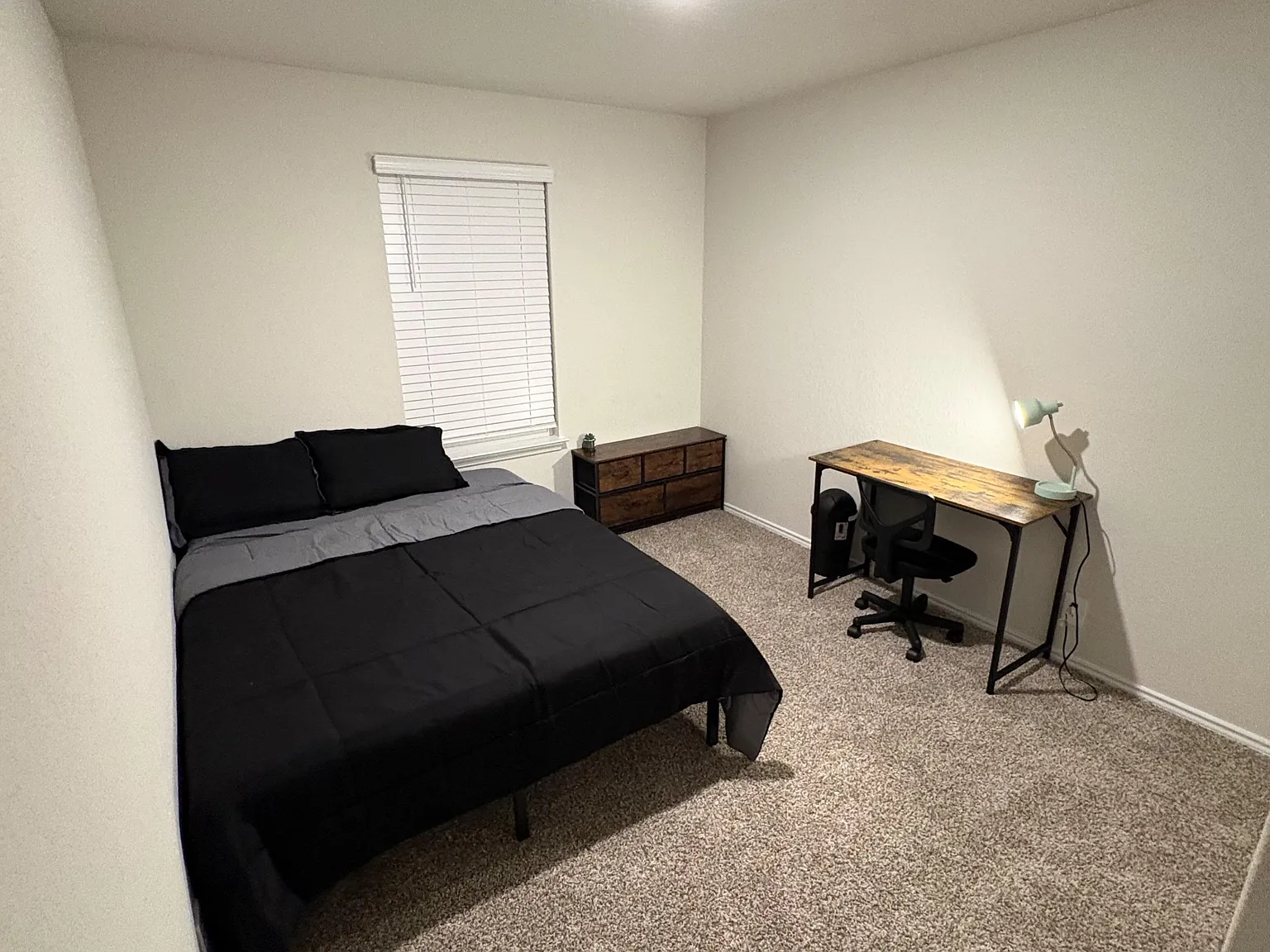 1 bed, 1.5 bath, 1950 sqft, $884 — Photo 4