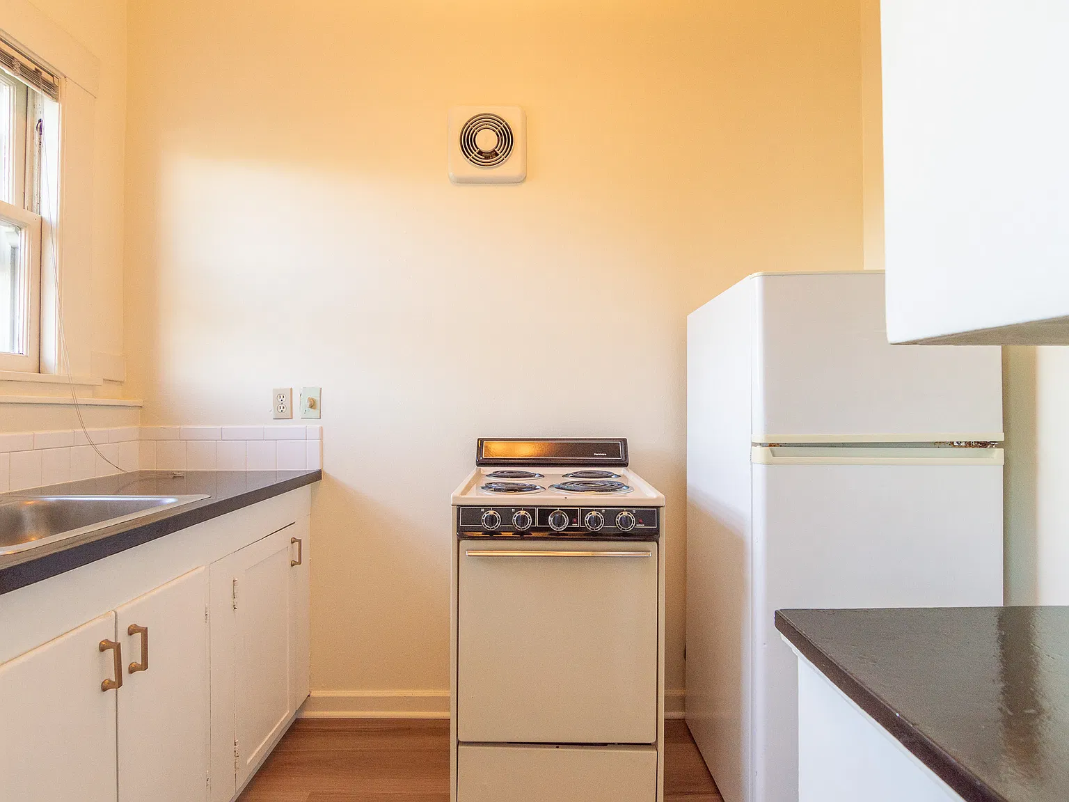 Studio, 350 sqft, $895 — Photo 1