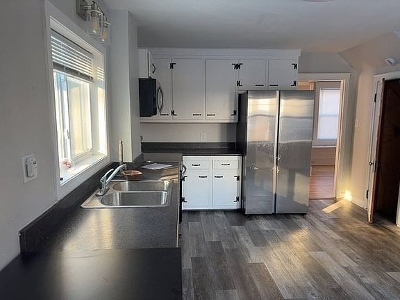 3rd image of 13 Merchant St