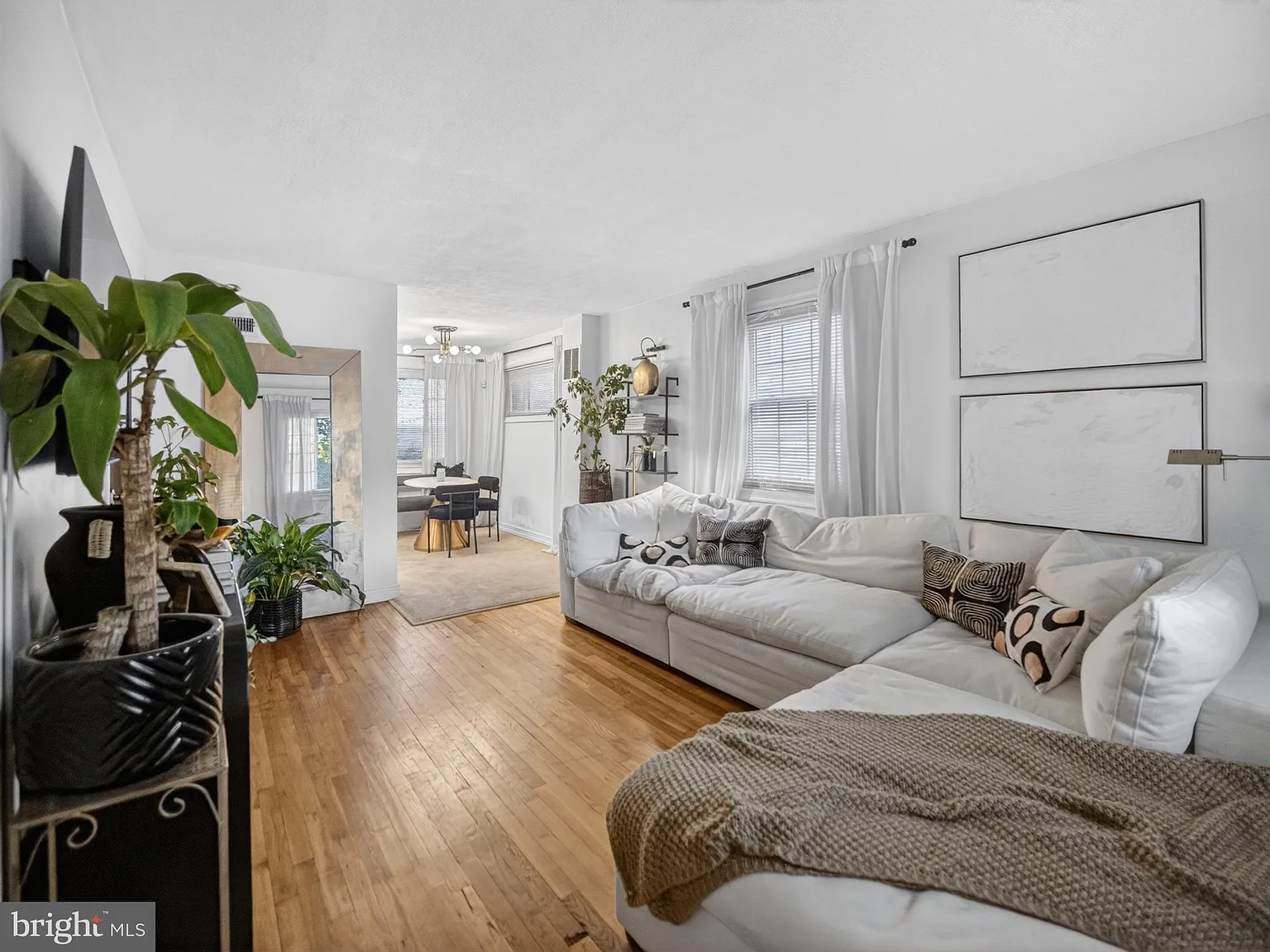 3 bed, 2.0 bath, 1323 sqft, $3,000 — Photo 1