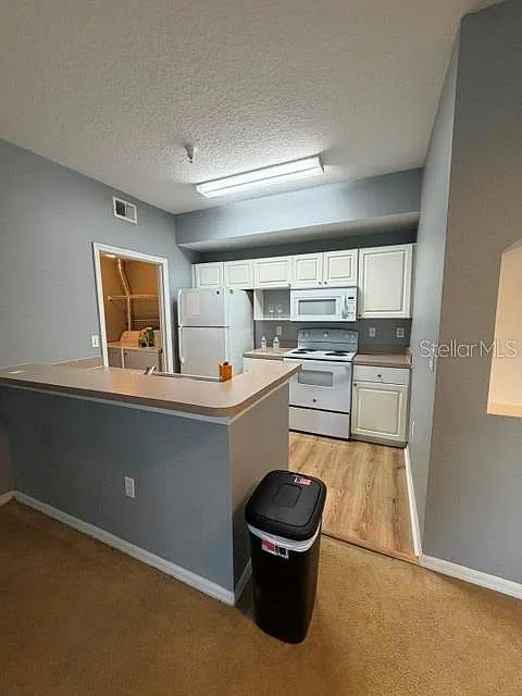 1 bed, 1.0 bath, 840 sqft, $1,200 — Photo 2