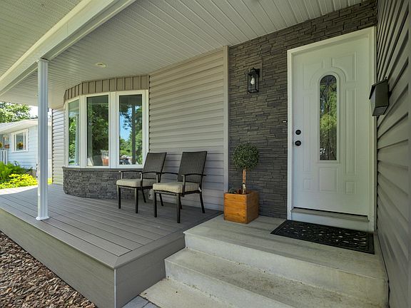 4th image of 40 Menlo Cres