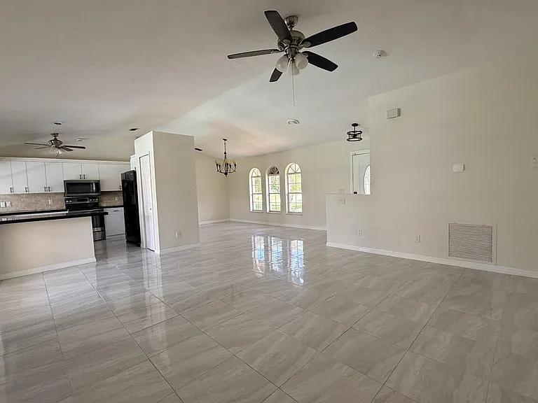 790 SE Ablett Ln — Photo 5