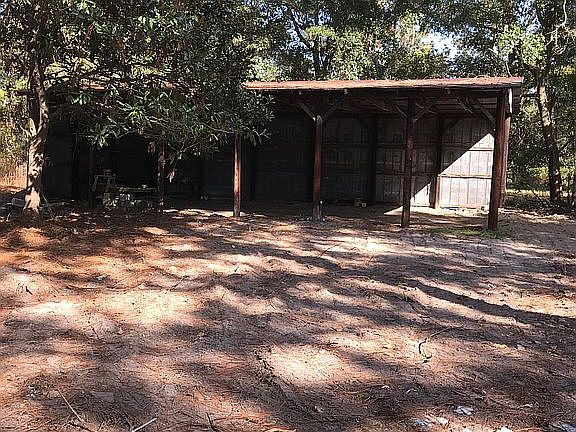 1,000 +- sq foot pole barn 