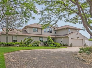 340 Lagoon Dr S, Copiague, NY 11726