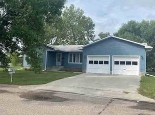 215 10th Ave SE, Devils Lake, ND 58301