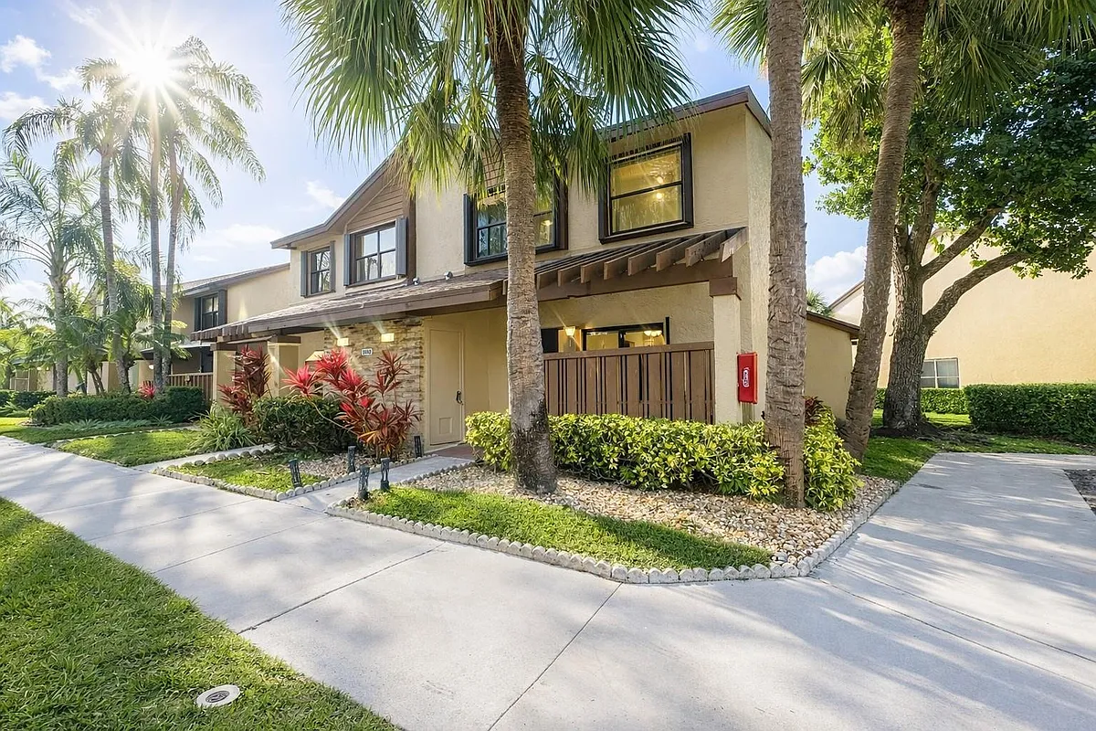 Photo 2 of 16 - 3950 Cocoplum Cir #F - Coconut Creek, FL Building Photo - 3950 Cocoplum Cir #F