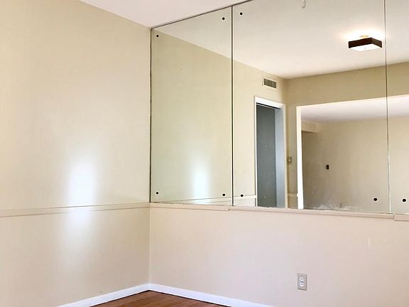 4th image of 224 E Deodar St
