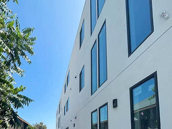 5th image of 1570 1/2 W 36th St #1