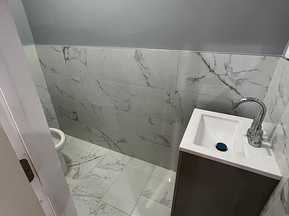 4th image of 5962 Elsinore St #1