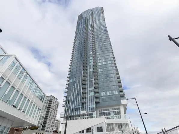 680 Quayside Dr #1704, New Westminster, BC V3M 6Z6