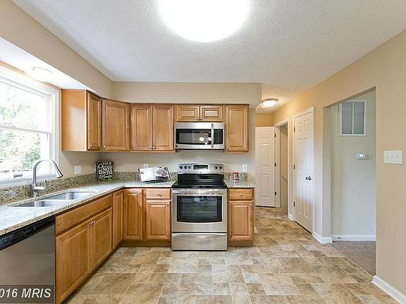 3rd image of 101 Parkwood Cir