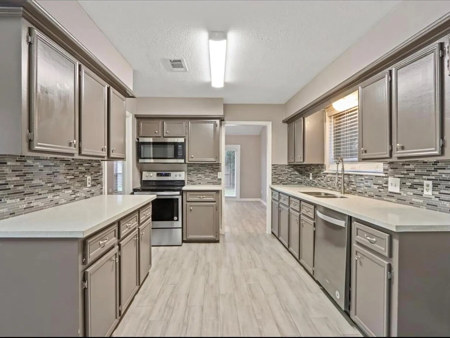 3 bed, 2.0 bath, 1692 sqft, $2,200 — Photo 3