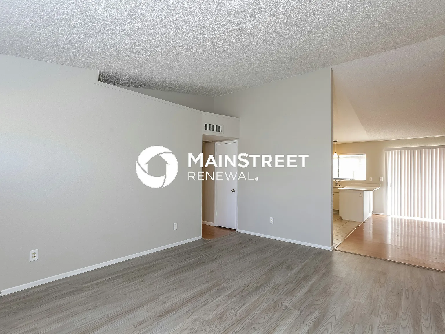 1 W Kerry Ln — Photo 3